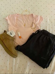 garage top garage sweatpants uggs outfit inspo Garage Sweatpants, Uggs Fall, Ultra Mini Uggs, Ugg Mini, Uggs Outfit, Lazy Outfits, Preppy Outfits, Fall Outfits