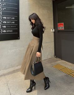 Dark Academia Fashion Over 50, Elegant Teacher Outfits, Corporate Attire Skirt, Modest Professional Outfits Women, Jennie Skirt, Corporate Barbie, Trail Outfits, Corporate Fashion, Stage Outfit