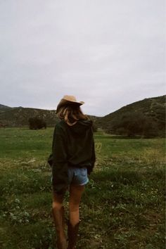 Devyn Core Aesthetic, Outdoor Photoshoot Outfits, Montana Vacation Outfits, Modern Cowgirl Aesthetic, Megancore Aesthetic, Out West Aesthetic, Country Mom Aesthetic, Adventurecore Aesthetic Outfit, Soft Country Aesthetic