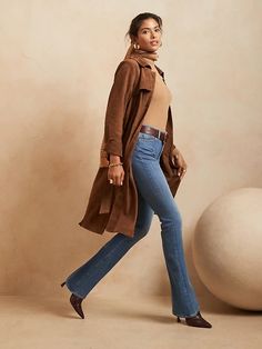 The Best Flare Jeans Outfit Ideas You'll Obsess Over Flared Jeans Outfit Fall, Styles For Living Room, Jeans Outfit Fall, The Flare