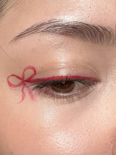 Bow Makeup Look, Red Y2k Makeup, Bow Eye Makeup, Bow Eyeliner, Red Makeup Halloween, Eye Makeup Red Hair, Simple Red Makeup, Soft Red Makeup, Red White Makeup