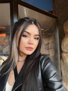 Babs belíssima 😍♥️ Money Piece With Black Hair, Peekaboo Hair Black, Rogue Hair Streak, One Blonde Streak In Dark Hair, Under Hair Color, Color Block Hair, Black Hair Balayage, Hair Color Underneath, Peekaboo Hair