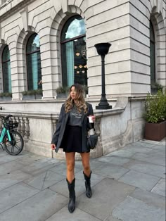 Outfit Roma, Black Western Boots Outfit, Black Cowgirl Boots Outfit, Skirt And Cowboy Boots Outfit, Classy Cowgirl Outfits, Cowboy Boots Outfit Fall, Inspo Looks, Black Cowboy Boots Outfit, Soul Aesthetic