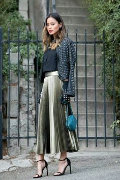 ↞pιnтereѕт: @mariajosemella↠ Rok Outfit, Metallic Pleated Skirt, Skirt Diy, Outfits Edgy, Looks Pinterest, Jamie Chung, Afrikaanse Mode, Metallic Skirt, 2017 Fashion Trends