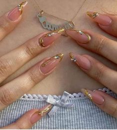 Winter Nails Inspo 2024, Nail Gold Design, Yellow And Gold Nails Design, Gold Pearl Nails, Nails Gold Design, Gold And Nude Nails, Elegant Gold Nails, Elegant Holiday Nails, Nail Inspo Gold