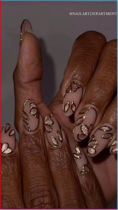 Nail Designs Natural Nails Simple, Golden Glitter Nail Art, Nails That Go With Champagne Dress, Brown N Gold Nails, Gold Leaf Art Nails, Rose Gold Nail Ideas Acrylic, Fall Moody Nails, Fall Nails Designs 2024, Graphic Nail Designs Nailart