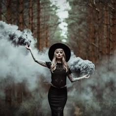 Smoke Bomb Photography Tips and Ideas – Ultimate Guide Pumpkin Queen Photoshoot, Pagan Marriage, Generational Photoshoot, Coven Photoshoot, Witchy Photography, Witchy Shoot, Halloween Shot Ideas, Moody Photoshoot, Rip 20s