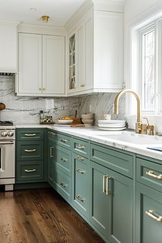 Dark Green Kitchen, Green Cabinets, Kitchen Farmhouse, Boho Kitchen, Kitchen Cabinet Colors, Kitchen Inspiration Design, Kitchen Redo, White Kitchen Cabinets