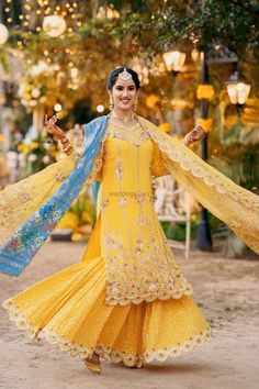 Latest Gharara Designs, Gharara Designs Indian, Wedding Gharara, Bridal Gharara, Wedding Sharara, Gharara Designs, Punjabi Weddings, Rose Embroidery Designs, Gharara Suits