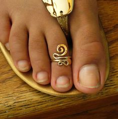 This is a fancy,12 k gold filled toe ring.These are very comfortable to wear.They simply bend open to go over the bulb of the toe and squeeze down to fit the natural slender part right above the nail.It's made from soft ,16 gauge gold filled wire so it adjusts very easily.No more toe rings that rotate or slide off or annoy adjacent toes Here's one that looks great and is actually made to wear. WHAT IS GOLD FILLED? Gold filled wire is hollow gold tubing similar to what lightweight solid gold earr Pinky Rings For Women, Midi Rings Gold, Gold Toe Rings, Gold Pinky Ring, Sterling Silver Toe Rings, Bijoux Fil Aluminium, Silver Toe Rings, Knuckle Ring, Unique Gifts For Women