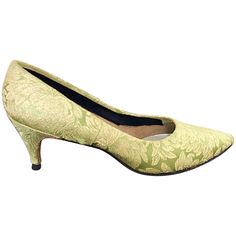 Gorgeous 1950s vintage GAYMODE chartreuse green and gold pointed toe high heels! Features a sensible 2.5 inch heels that is great for the entire day / night. Can easily be dressed up or down. Great with jeans, a dress, skirt or gown. In great condition. Looks to maybe have been worn once or twice. Made in Italy Marked Size US 8.5 Measurements: 10.5 inches from inner toe to heel Green Low Heel Retro Heels, Vintage Green Heels With Round Toe, Vintage Green Round Toe Heels, Fitted Green Heels With 4-inch Heel, Vintage Kitten Heels With Pointed Toe For Spring, Retro Green Closed Toe Heels, Green Retro Closed Toe Heels, Green Closed Toe Retro Heels, Vintage High Heel Kitten Heels For Spring