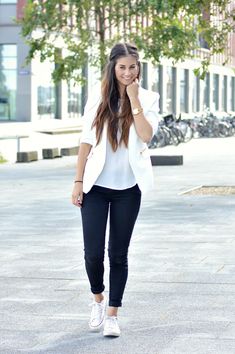 35 Stylish Ways to Wear a Pair of Converse Sneakers Cute Blazer Outfits, How To Wear White Converse, Chic Work Outfit, Rok Outfit, How To Wear Sneakers, Summer Office Outfits, Spring Look