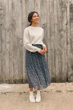 Fall Nanny Outfit, Simple Skirt Outfits Casual, Cute Modest Skirt Outfits, Casual Christian Outfits For Women, Long Skirt Outfits Fall, Nanny Outfit Ideas, Modest Outfits Ideas, Church Clothes For Women, 90s Mom Aesthetic