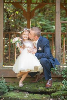 Wedding Pictures With Daughter, Wedding With Step Daughter, Wedding Photos With Daughter, Bride And Daughter Wedding Pictures, Wedding Photo Ideas With Children, Must Have Wedding Photos Families