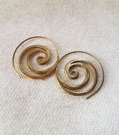 Bohemian small spiral brass hoops earrings with tribal design.Boho minimal earrings dainty very easy to wear all day long.Tribal ethnic earrings ideas for gift for wife.Ethnic jewelry. SIZE: 25 mm x 25 mm. YOU CAN FIND SOME SIMILAR MODELS IN: https://www.etsy.com/es/listing/287910751/pendientes-boho-argolla-tribal-pendiente?ref=shop_home_active_9&frs=1 https://www.etsy.com/es/listing/628779757/pendientes-boho-pendientes-plata?ref=shop_home_active_3 https://www.etsy.com/es/listing/287907989/p Unique Metal Drop Cartilage Earrings, Everyday Circular Gold Plated Jewelry, Nickel-free Brass Jewelry With Round Shape, Bohemian Yellow Gold Wire-wrapped Earrings, Bohemian Yellow Gold Wire Wrapped Earrings, Adjustable Circle Earrings For Summer, Unique Metal Jewelry For Festivals, Unique Metal Cartilage Earrings As Gift, Unique Metal Cartilage Earrings For Gift