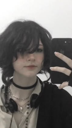 Short Fluffy Hair Girl, Fluffy Hair Girl, Pelo Aesthetic, Enby Haircuts, Short Fluffy Hair, Mia 3