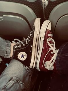 #converse #shoes #red #black #friends #friendshipgoals Shoes Pictures Aesthetic, Converse Aesthetic Vintage, Maroon Converse Outfit, Red Converse Aesthetic, Red Hightop Converse, Tori Core, Converse Shoes Aesthetic, Dark Red Converse