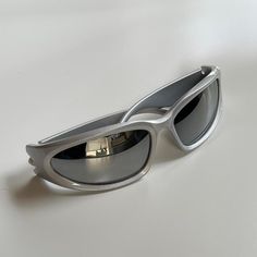 Y2k 2000s Vintage Style Chrome Silver Surfer Sunglasses Silver Frame With A Reflective Lens These Glasses Are Unisex :)! Uva Uvb Protection Brand New #Sunglasses #Shades #Sunnies #Fashion Y2k Sunglasses Aesthetic, Surfer Sunglasses, Mens Shades Sunglasses, 2000s Glasses, Sunglasses 2000s, Gucci Sunglasses Men, Billie Concert, Y2k Glasses, Capricorn Aesthetic