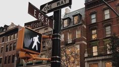 a traffic light and street sign in front of some buildings