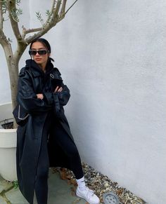 Sweats And Trench Coat, Black Trench Coat Casual Outfit, Black Trent Coat Outfit, Long Dress Outfit Fall, Outfits With Long Leather Jackets, Trench En Cuir Outfit, Leder Trenchcoat Outfit, Leder Mantel Outfit, Trench Coat Black Outfit