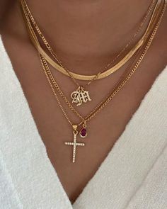 A touch of gold, a hint of sparkle – perfect for everyday wear💫Wearing: Faye Chain - 16” + Old English Initial Necklace + Cody Necklace + Reese Necklace Gold, How To Wear