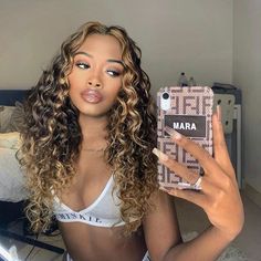 Curly Bob With Money Piece, Mixed Hair Dye Ideas, Carmel Highlights On Black Curly Hair, Curly Hair Dye Ideas Streaks, Money Piece Balayage Curly Hair, Long Layered Hair With Highlights, Blonde Highlights On Wavy Hair, Dyed Curly Hair Ideas Colour Blond, Black Hair With Blonde Highlights Curly