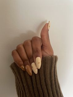 Peach And Brown Nails, Brown Hands Nails, Fall Nail Inspo 2024 Almond, Light Brown Almond Nails, Almond Nails Beige, Cream And Brown Nails, Light Brown Nails Design, Brown Beige Nails