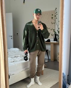 Outfits Verdes, Earth Tone Outfits Men, Outfit Con Camisa, Oversized Outfit Men, Vintage Men Style, Oversize Outfit, Mens Smart Casual Outfits, Outfit Oversize, Trendy Boy Outfits