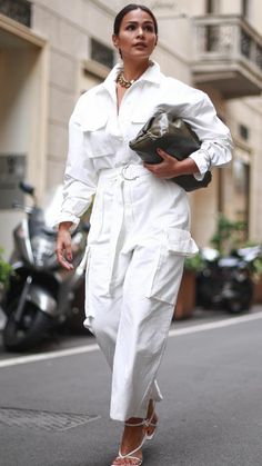 White Boiler Suit Outfit, Cargo Outfit, Mode Shoes, Mode Kimono, Traje Casual, Looks Chic, Jumpsuit Fashion, Casual Style Outfits, Street Style Outfit