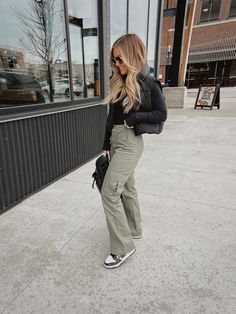 Cargo Pants Styles For Women, Cargo Pants And Vest Outfits, Puffer Vest And Cargo Pants Outfit, Womens Cute Winter Outfits, Fall Cargo Outfits, Womens 2023 Fall Outfits, Puffer Vest With Cargo Pants, Women’s Style Fall 2023, Cute Wide Leg Pants