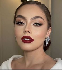 Red Lips Wedding, Bridal Makeup Red Lips, Lipstick Looks, Classic Makeup Looks, Makeup Cantik, Maquillage On Fleek, Classy Makeup