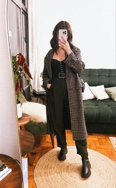 Classic Style Women Midsize, Femenine Outfits Fall, Classic Casual Edgy Style, Classic Alternative Style, Curvy Academia Fashion, Dark Academia Outfit Curvy, Dark Feminine Plus Size Outfits, Dark Moody Outfits, Grunge Business Outfits