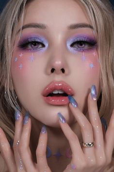 Cool Retro Makeup, Glam Valentines Day Makeup, Peach And Blue Makeup, Aesthetic Makeup Colorful, Simple Makeup Looks Colorful, Intergalactic Photoshoot, Spacecore Makeup, Cute Easy Makeup Ideas, Lilac Prom Makeup