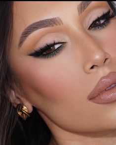 Green Smokey Eye Hooded Eyes, Makeup Looks With Green Eyeliner, Eye Makeup For Green Dress Simple, Make Up Date Night, Prom Makeup For Green Dress Full Face, Green Eye Makeup Brown Eyes, Emerald Green Make Up, Green Under Eye Makeup, Emerald Green Dress Makeup Ideas