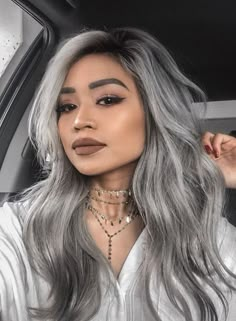 Aquí te dejamos razones para que te atrevas a teñir tu cabello y presumir una melena nueva. Apuéstale al #grayhair, una de las tendencias favoritas de este 2019. Grey Hair Wig, Grey Ombre Hair, Scene Girl, Silver Hair Color, Silver Grey Hair, Silver Blonde, Ombre Hair Color, Grey Hair Color, Hair Color For Black Hair