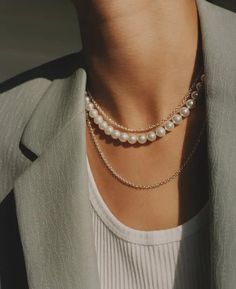 Pearl Necklace Outfit, How To Wear Pearls, Pearl Outfit, Preppy Fall Fashion, Ferragamo Bag, Necklace Outfit, Wear Pearls, Stunning Jewellery, Dream Jewelry