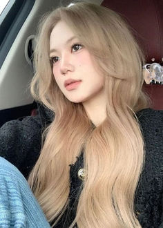 winter Korean hair color: ash blonde Rosé Blonde Hair, Asians With Blonde Hair, Korean Blonde Hair, Milk Tea Blonde, Asian Blonde Hair, Blonde Hair Asian, Korean Hair Dye, Asian Blonde, Blonde Hair Korean