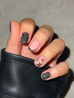 Short Nail Designs Round Shape, New Years Nail Designs Short Nails, Simple Winter Nails Short Gel, Nail Ideas January 2024, January Nail Inspo Short, January Nails Winter Simple Short, Short Nails Art Winter, Short Nail Designs 2024, January Nail Designs Short