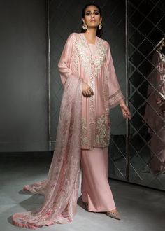 Mauve Colour, Saira Shakira, Chiffon Pants, Eid Outfit, Light Mauve, Organza Sleeves, Fancy Wedding Dresses, Cream Base, Pakistani Salwar Kameez