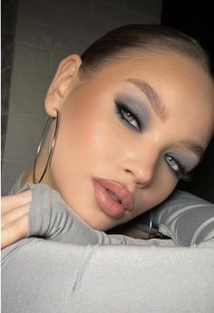 Makeup Look For Blue Eyes, Makeup For Grey Eyes, Cool Tone Makeup Looks, Cool Tone Makeup, Winter Make Up, Blue Eyes Makeup, Grey Eye Makeup