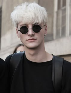 Die Männerfrisuren werden wieder Runder und weniger Kantig wie der Undercut. Haare wild ins Gesicht geföhnt, trendige in Platin-Blond/Silver färben. Dazu eine klassische Sonnenbrille, Perfekt! !Follow @LNPHMHair for more! Easy Formal Hairstyles, Men's Cuts, Pixie Cut With Bangs, Fringe Hairstyles, Colored Hair, Spock, Formal Hairstyles