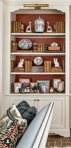 there are many bookshelves with pictures on the top and bottom shelves above them