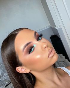 Mint Chocolate Eyeshadow, Tiffany Blue Eye Makeup, Teal Hoco Makeup, Mint Green Eye Makeup, Indian Outfit Hairstyles, Mint Makeup Looks, Mint Green Eyeshadow Looks, Mint Green Makeup Looks, Mint Eyeshadow Looks