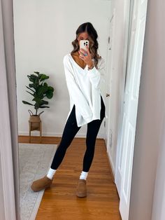 Leggings And Mini Uggs Outfit, How To Style Uggs With Leggings, Ugh Shoes Outfit, Black Leggings Uggs Outfit, Cute Outfits With Ultra Mini Uggs, Ugg And Leggings Outfit, Platform Ugg Outfit Ideas, Ultra Mini Uggs Outfit Leggings, Cute Outfits Black Leggings