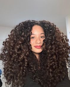 22 Jaw-Dropping Layered Curly Hair With Face Framing Looks Framing Curly Hair, Face Framing Curly Hair, Layers With Face Framing, Rounded Layers, Waterfall Curls, Shoulder Length Curls, Gentle Movement