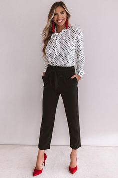 Black Pants Black Top Outfit, Red Shoes Work Outfit, Black And White Work Outfit, Trendy Work Outfits For Women, Power Moves, Fashionable Work Outfit, Look Office, Young Professional, Stylish Work Outfits