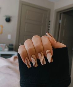 Tan Brown Nails Design, Brown Nails Swirl Design, Coffee Brown Nails Acrylic, Tan Color Nails Design, Tan And Gold Nails Acrylic, Brown Nails With Swirls, Brown Acrylic Nails Design Square, Brown And White Swirl Acrylic Nails, White Brown Nails Acrylic