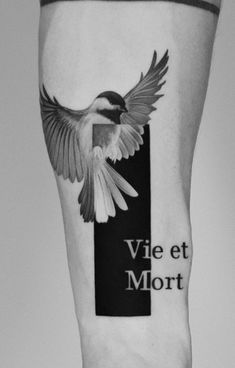 a black and white photo of a bird with the words vie et mort on it