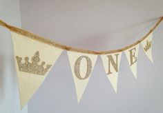 there is a banner that says one kings and two queens hanging from the ceiling in front of a wall