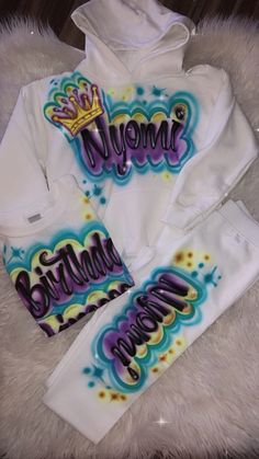 Airbrush Sweatsuit, Spray Paint Birthday Outfit, Spray Painted Outfits, Air Brush Outfits Ideas, Air Brush Outfits, Baddie Sweatpants Outfit, Spray Paint Outfit, 90s Airbrush Outfits, 14th Birthday Outfit Ideas